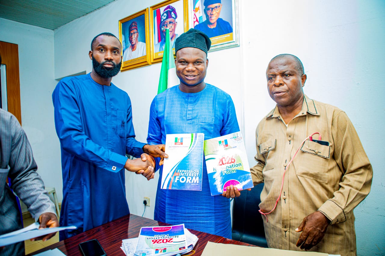 Akeweje Fafoluyi submits Nomination Forms for Irepodun Assembly Seat